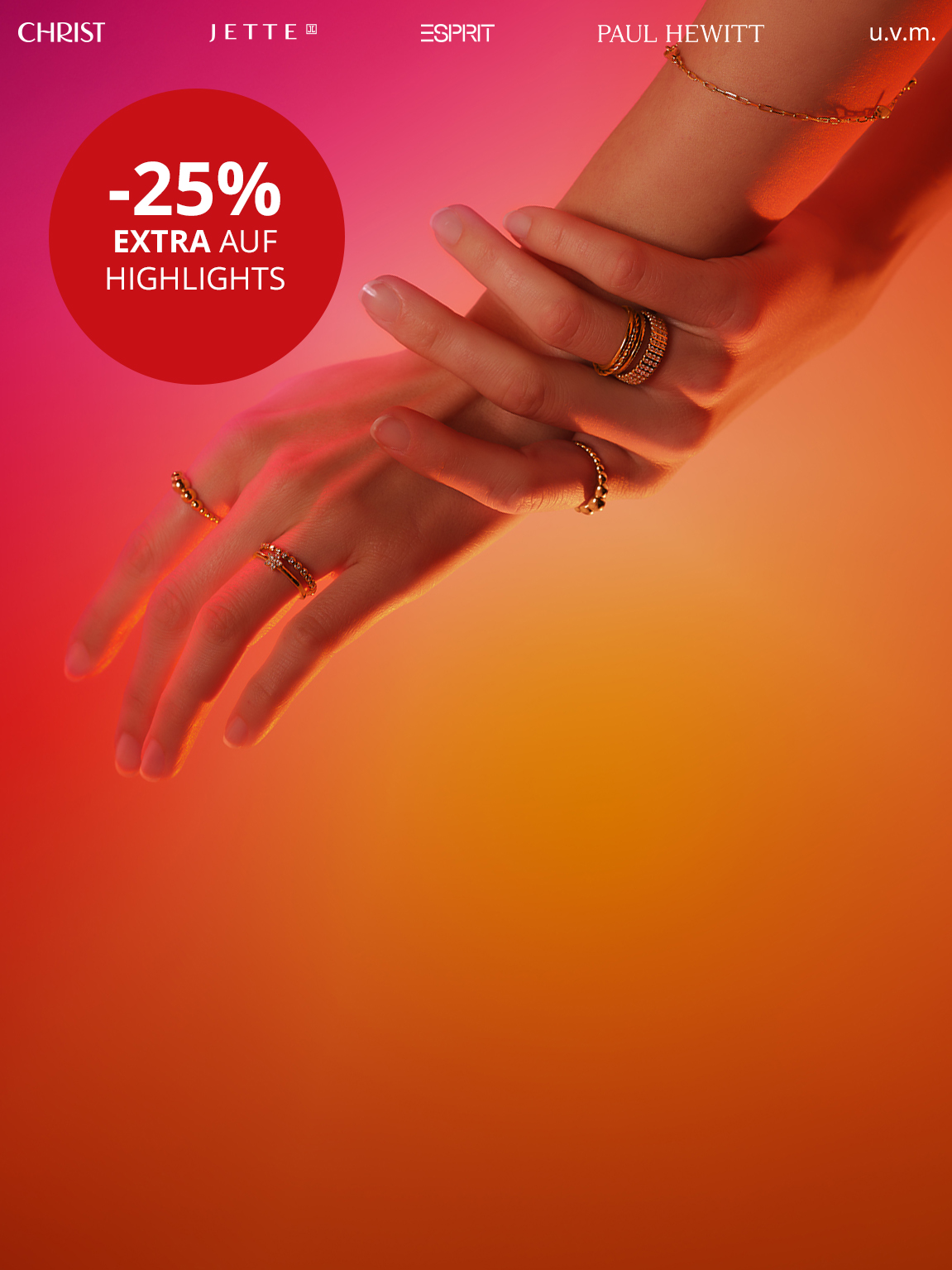 Damenhände tragen goldene Ringe vor pinkem Hintergrund.