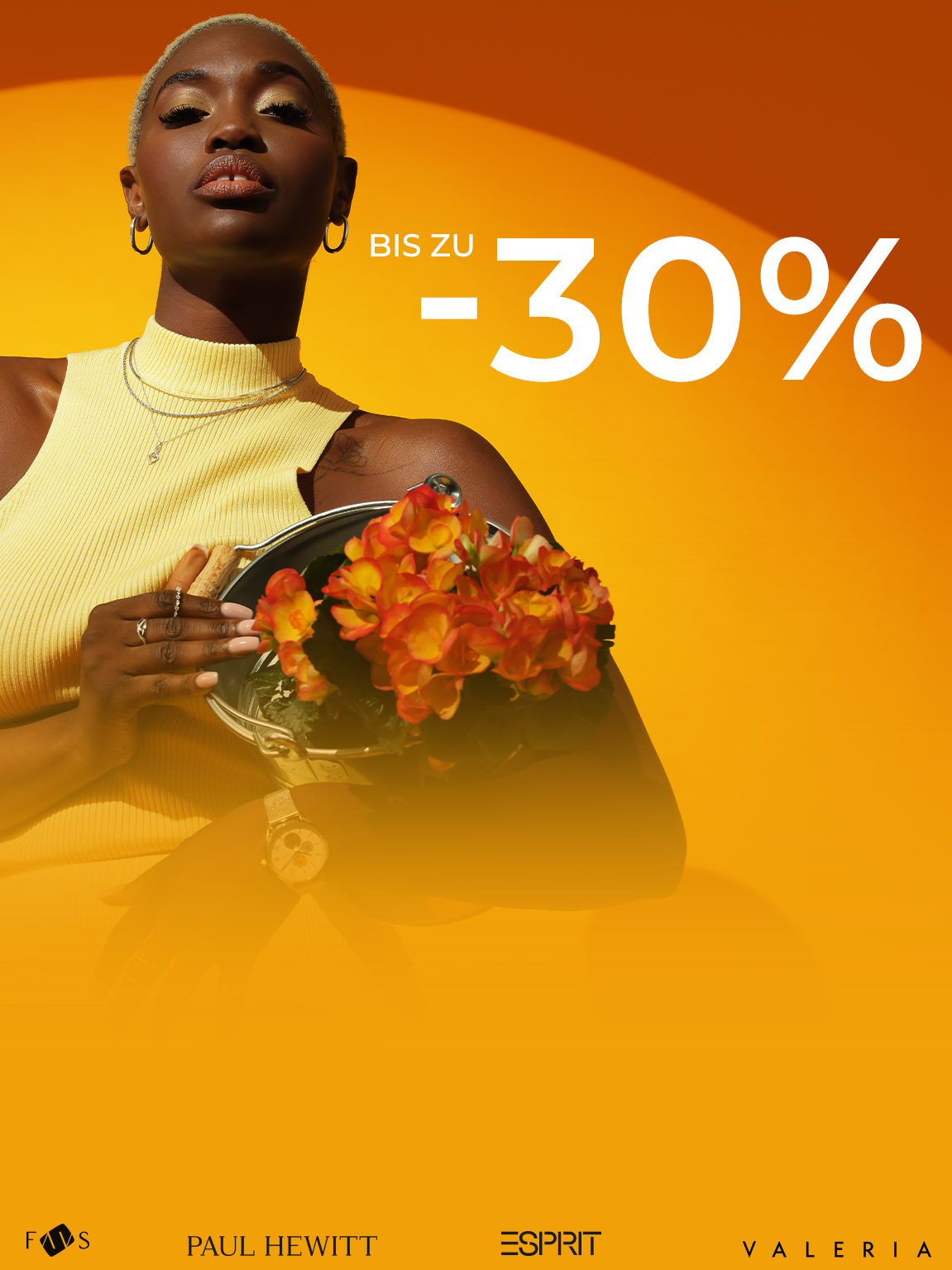 Frau in gelbem Kleid hält Eimer mit Blumen vor orange-gelbem Hintergrund.Text: Bis zu -30 % Rabatt.