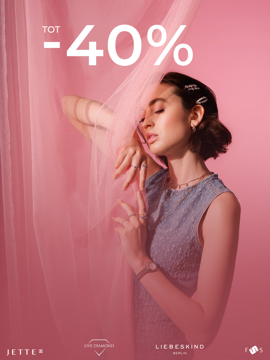 Vrouw met sieraden poseert achter roze tule, daarnaast tekst “BIS ZU -40 %” - verwijzing naar korting op sieraden.
