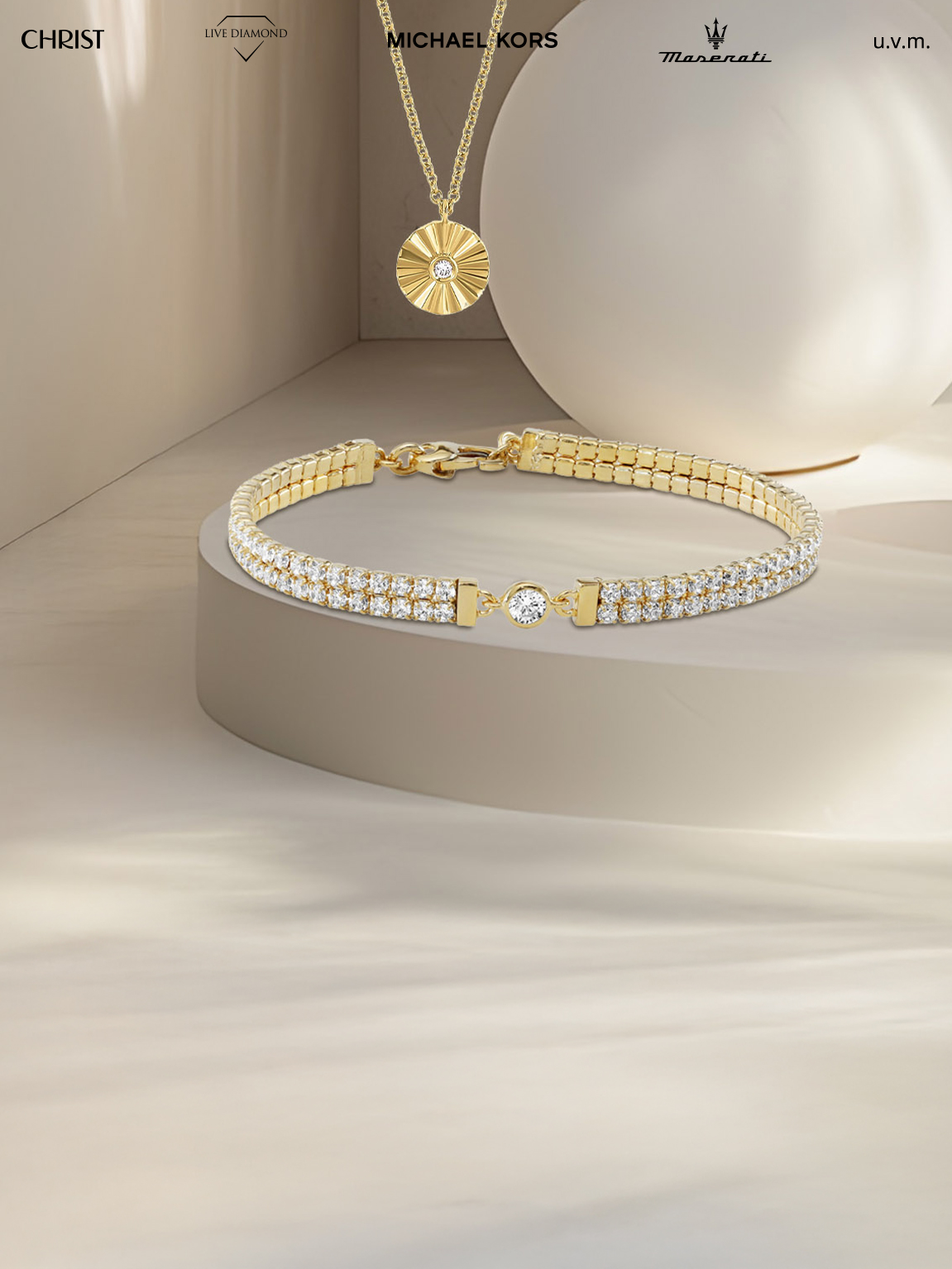 Goldener Schmuck auf beigem Hintergrund.