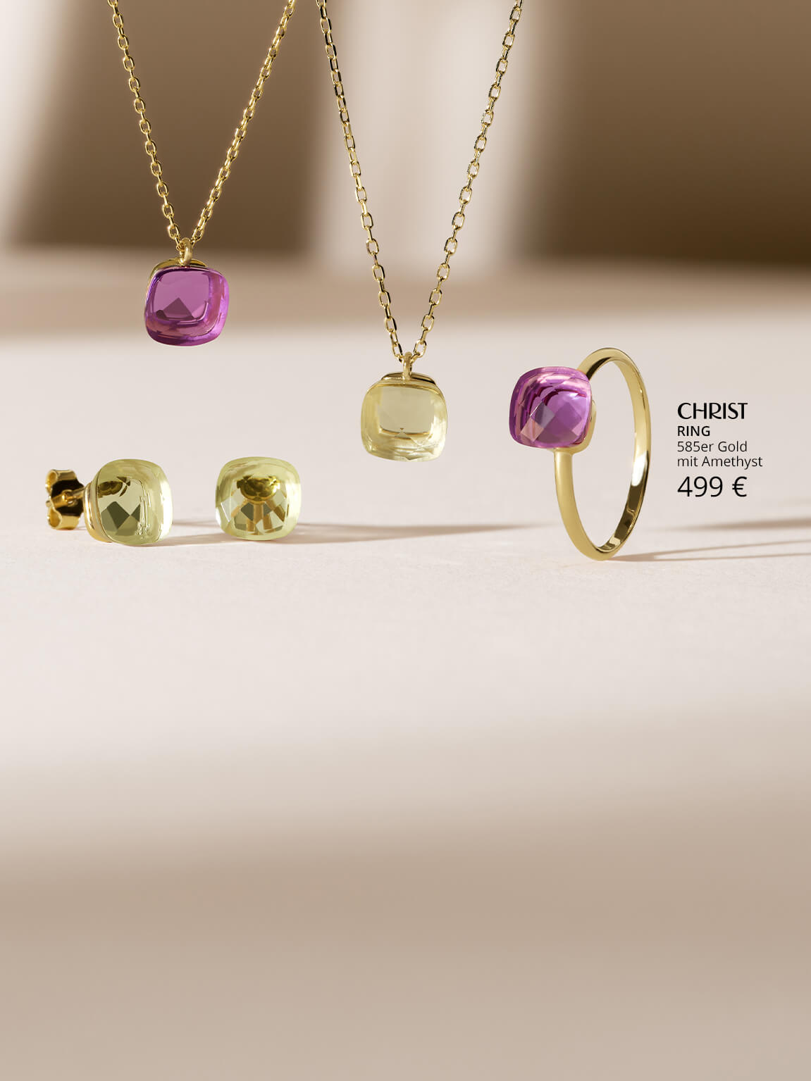 Farbsteinkette, Ohrringe und Ring mit lila und grünen Steinen.