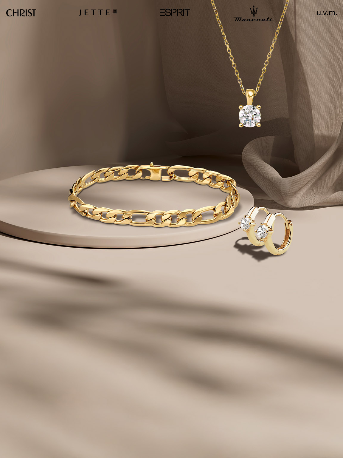 Goldener Schmuck auf braunem Hintergrund.