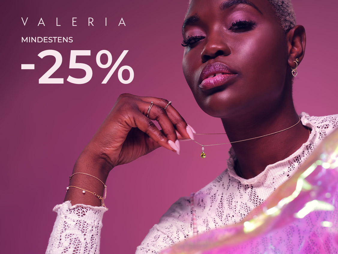 Elegantes Model mit Ohrringen, Kette und Ringen. Daneben ein Text mit Valeria Schmuck mindestens 25 % sparen.