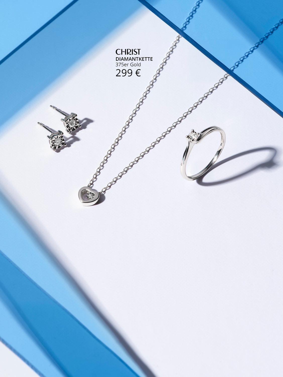 Silberner Diamantschmuck mit blauen Plexiglas.
