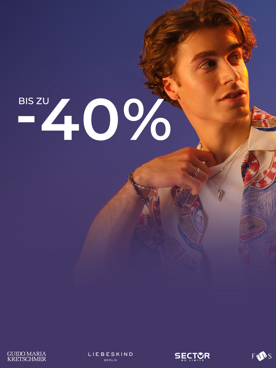 Junger Mann mit gemustertem Hemd, silberner Kette, Armbändern und Ring. Links daneben ein Text mit bis zu 40 % Rabatt.