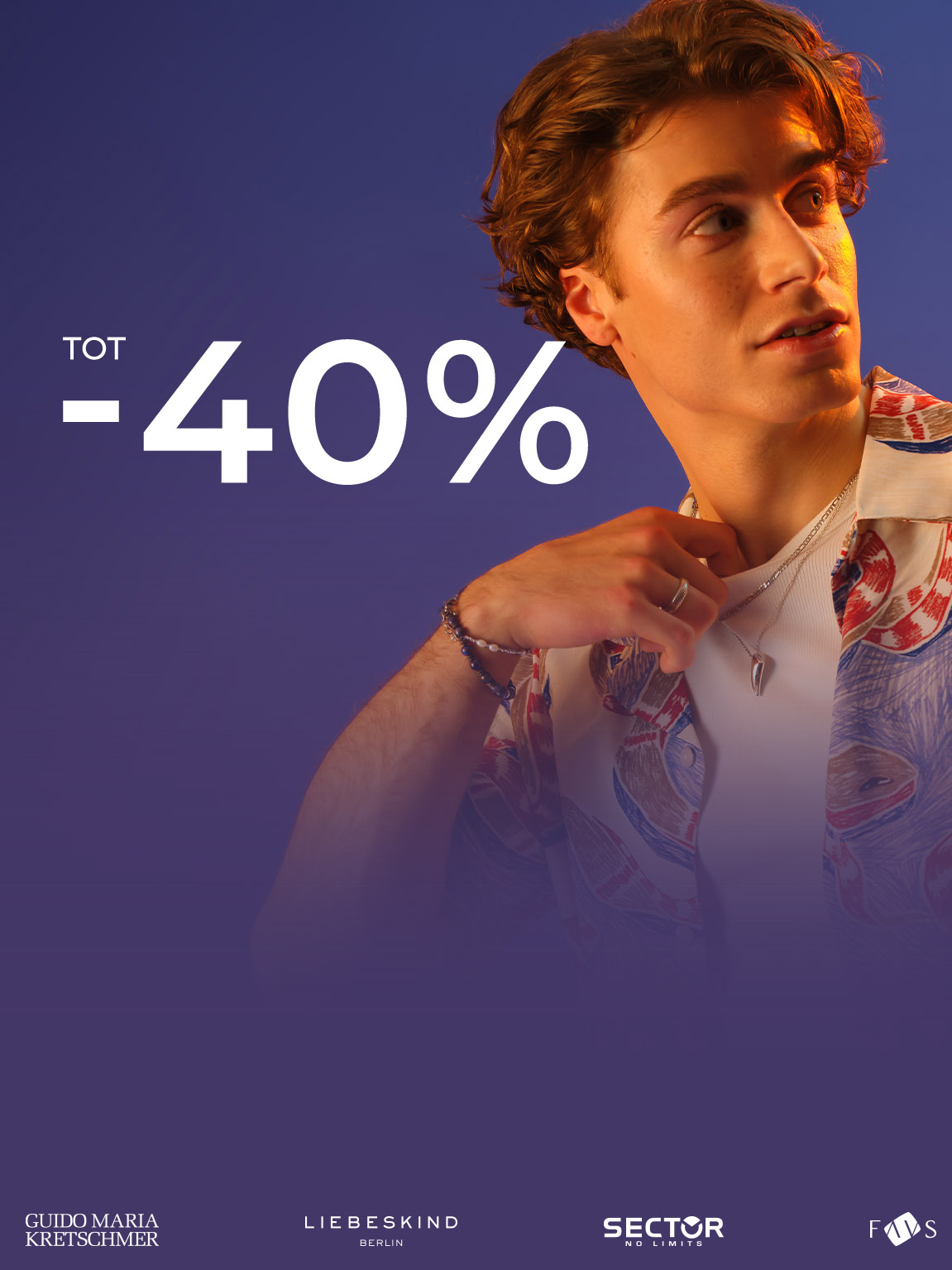 Jonge man met een shirt met patroon, zilveren ketting, armbanden en ring. Links daarvan een tekst met kortingen tot 40%.