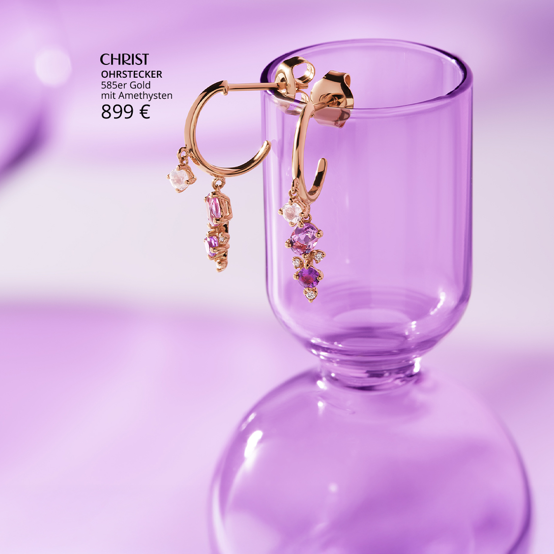 Creolen mit Amethysten an lila Glas.