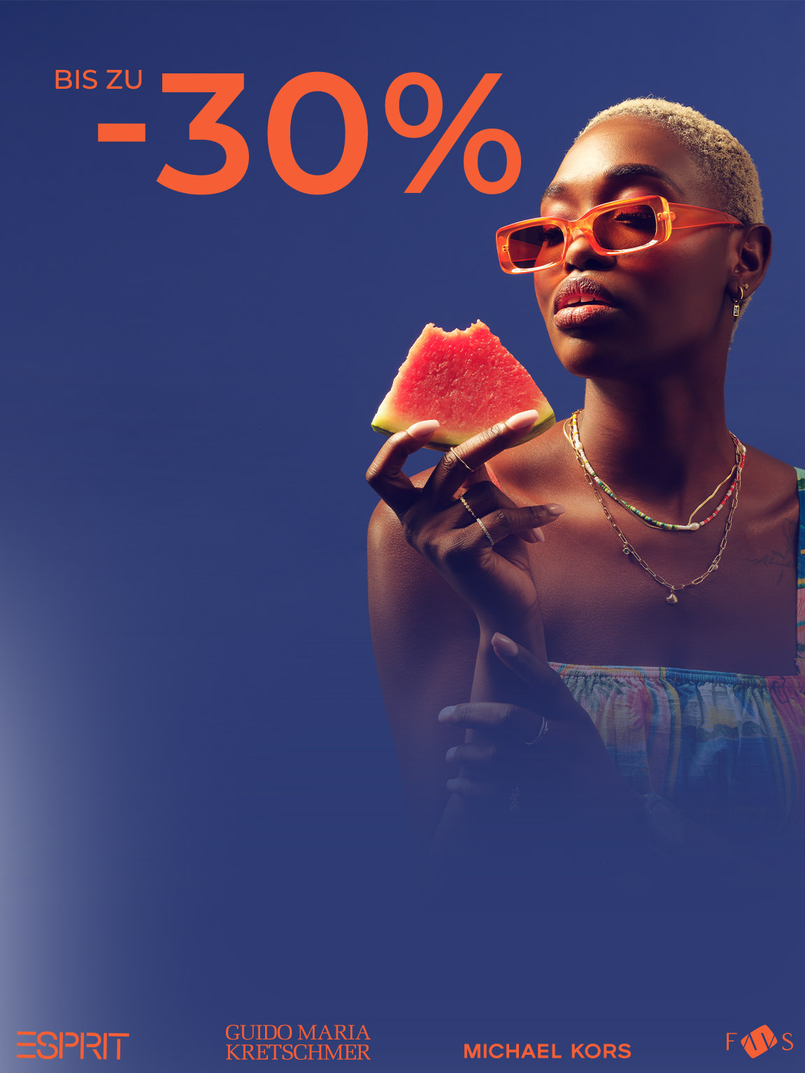 Frau mit kurzen Haaren, Sonnenbrille, goldenen Ketten und Ringen hält Wassermelone. Links Text bis zu -30%.