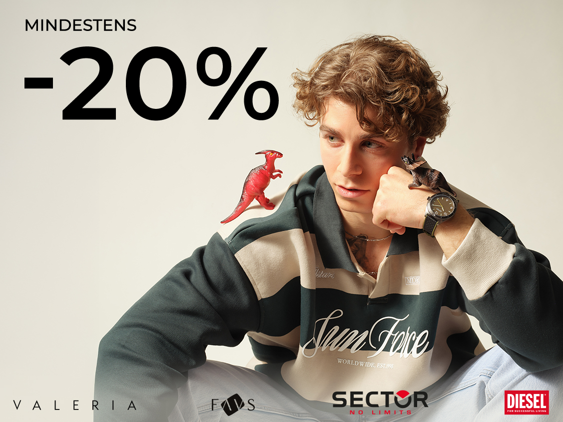 Junger Mann im Hoodie mit Uhr und Kette schaut auf kleinen roten Dinosaurier. Links Text mindestens -20%.