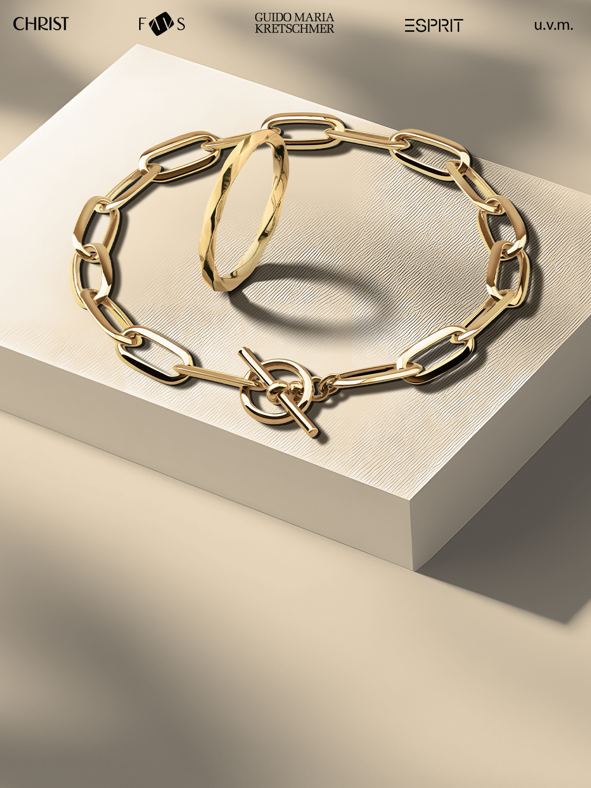 Goldener Schmuck auf beigem Hintergrund.