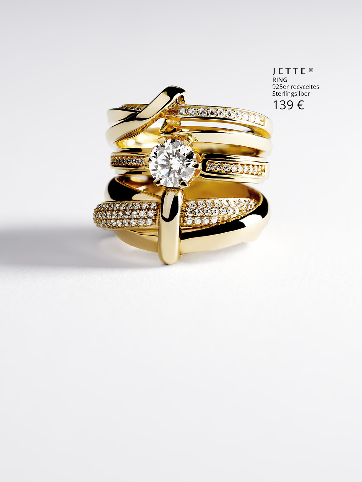 Drei goldene Ringe auf weißen Hintergrund.