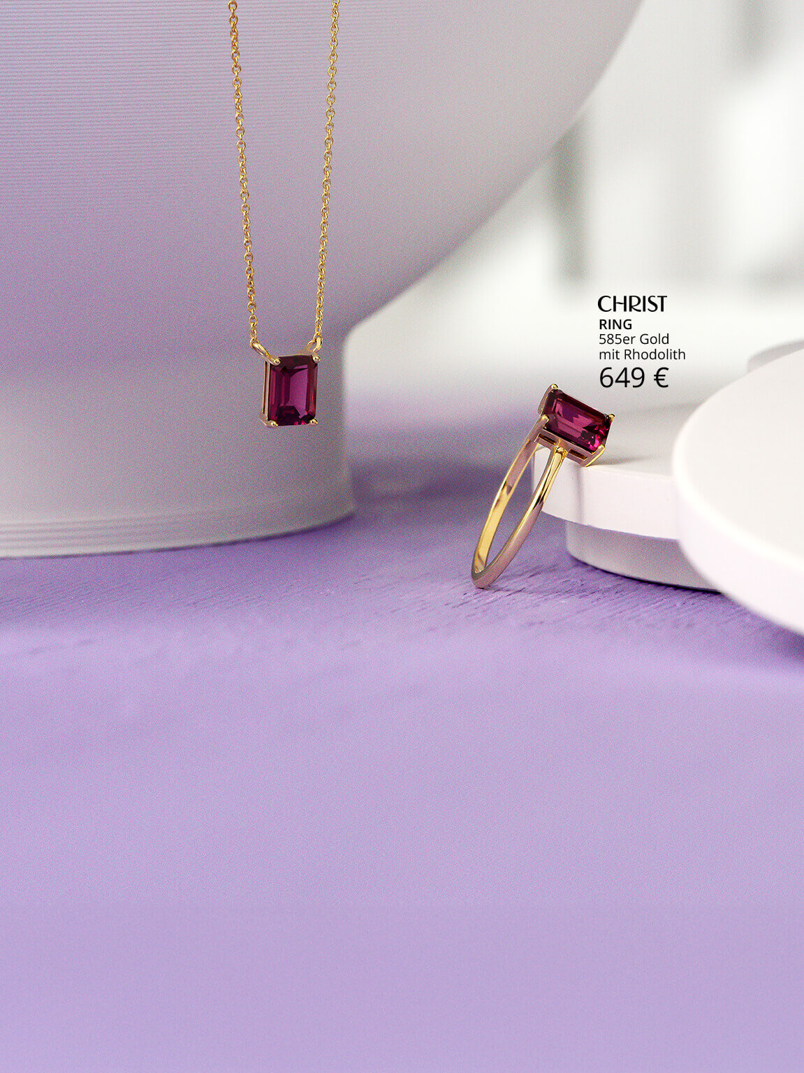 Kette und Ring mit rotem Edelstein.