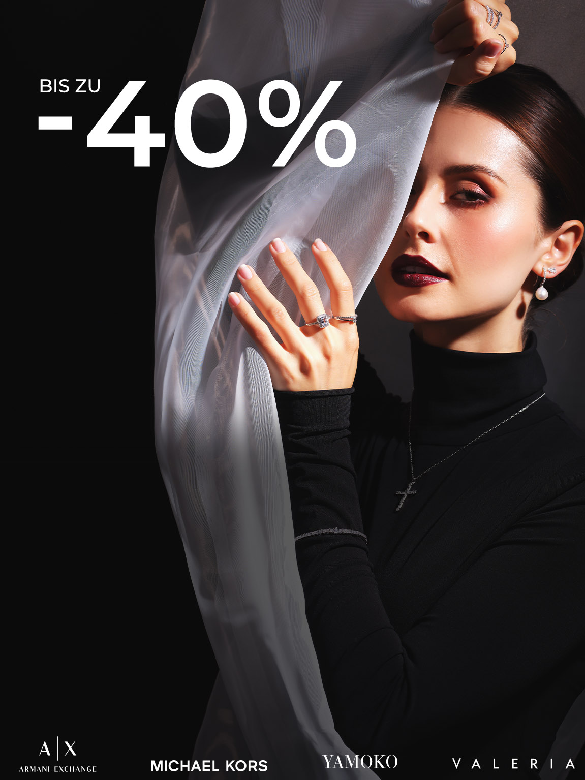 Frau in schwarzem Outfit mit Schmuck, hält weißen Stoff. Links Schrift: Bis zu -40 %.