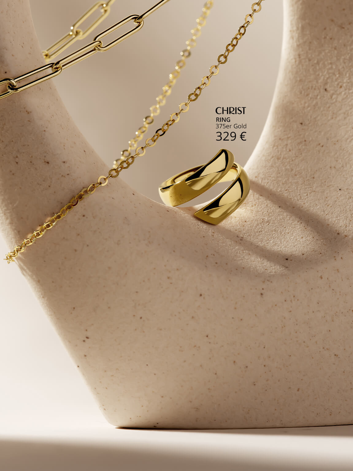 Goldschmuck auf beiger Vase.