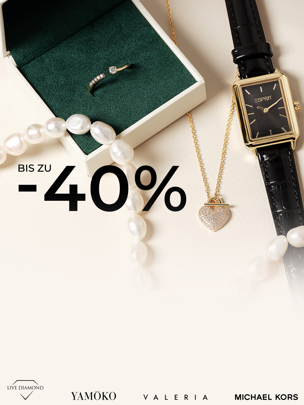 Goldene Uhr, Ring, Halskette und Perlenkette auf beigem Hintergrund. Links Schrift: Bis zu -40 %.