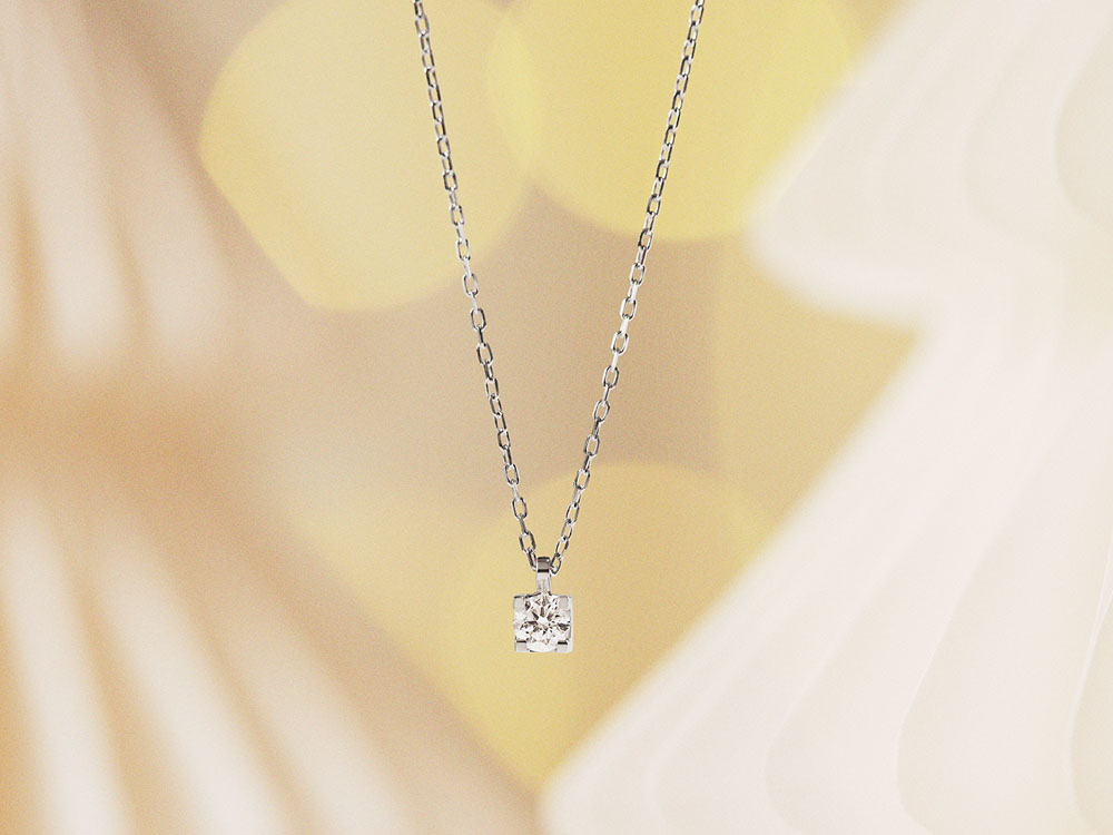 Diamantkette vor beigem Hintergrund.