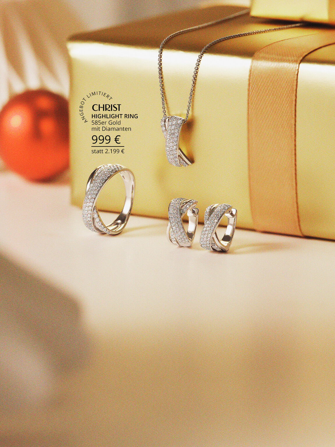 Diamantschmuckstücke in Weißgold vor Weihnachtsgeschenken.