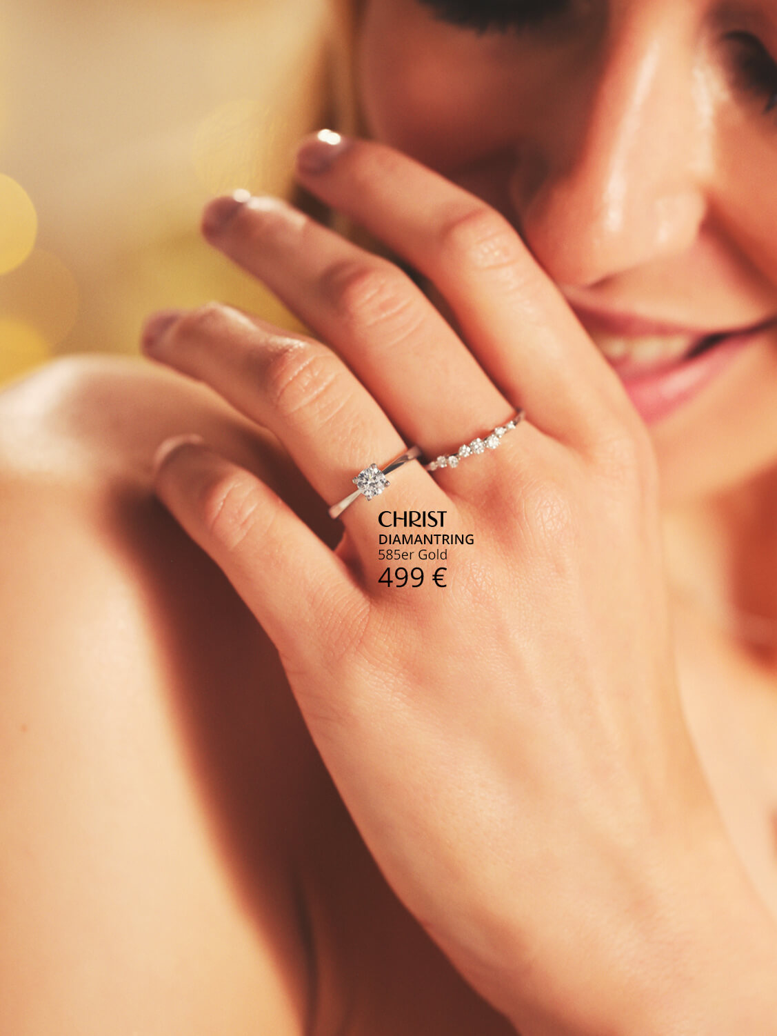 Weibliches Model trägt weißgoldene Diamantringe.