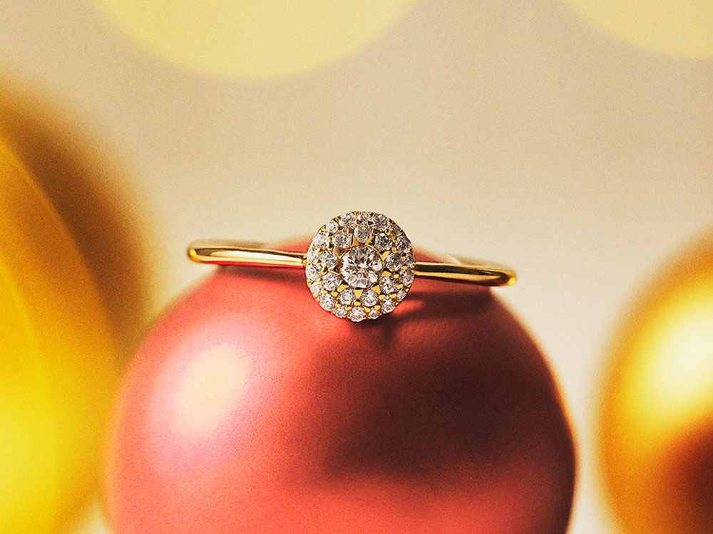 Diamantring auf roter Kugel.