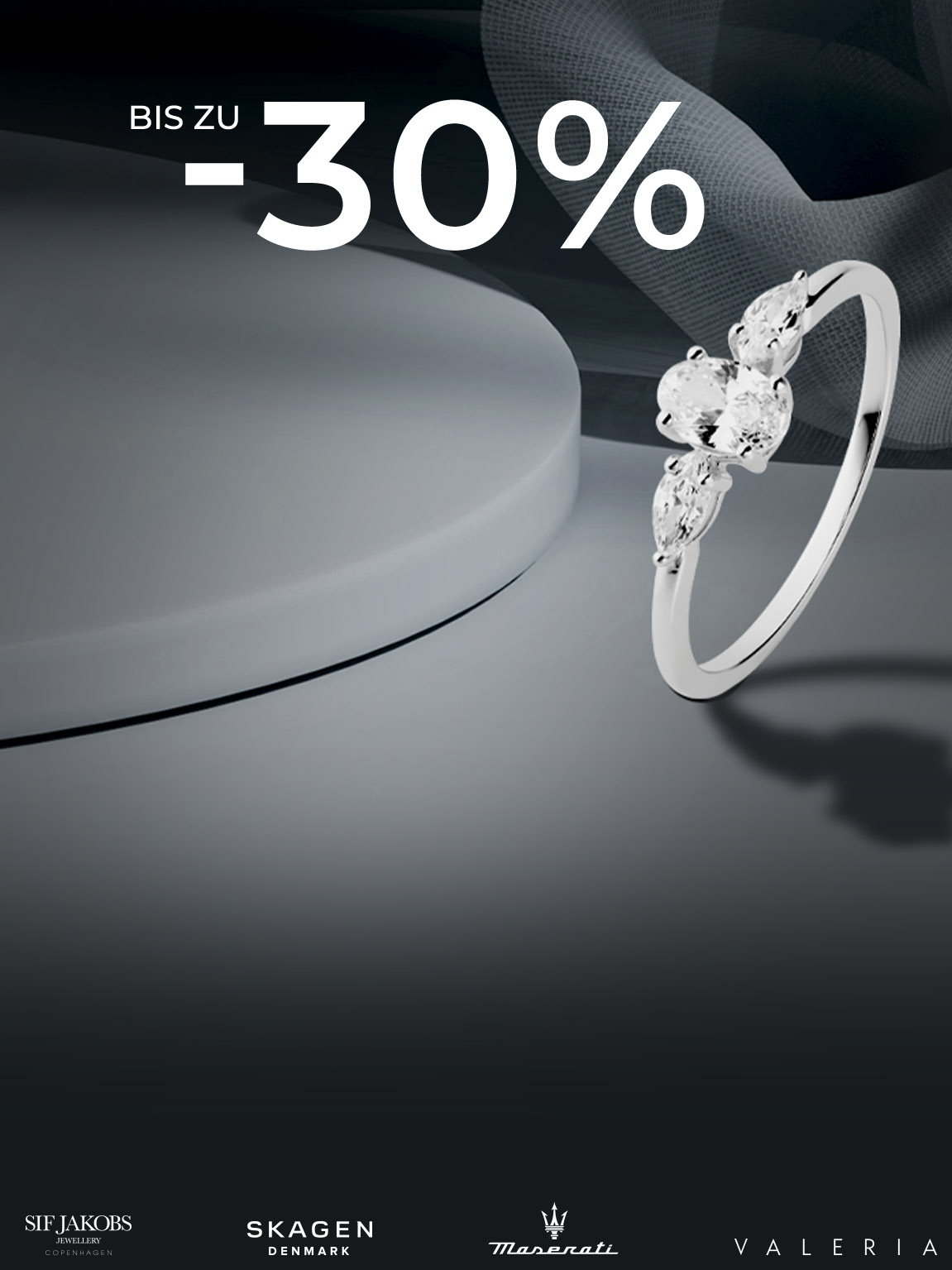 Silberner Ring und Halskette mit Zirkonia auf dunklem Hintergrund. Links Schrift: Bis zu -30 %. Marken unten.