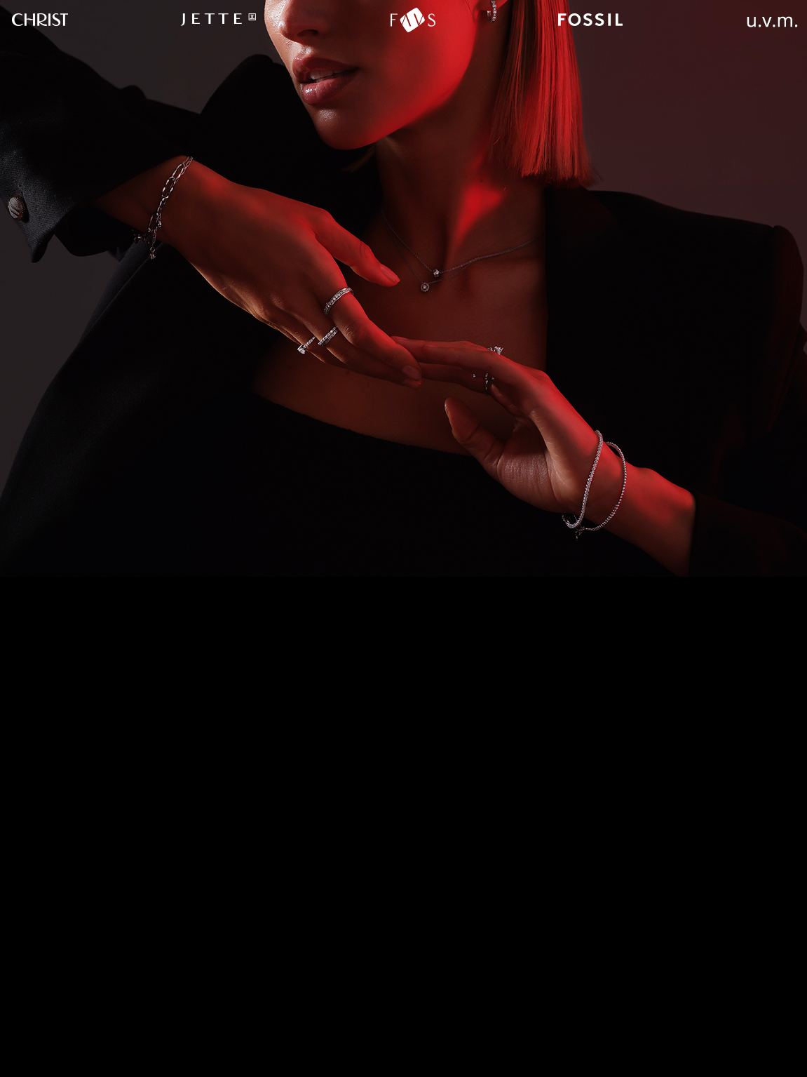 Weibliches Model in schwarz rotem Licht.