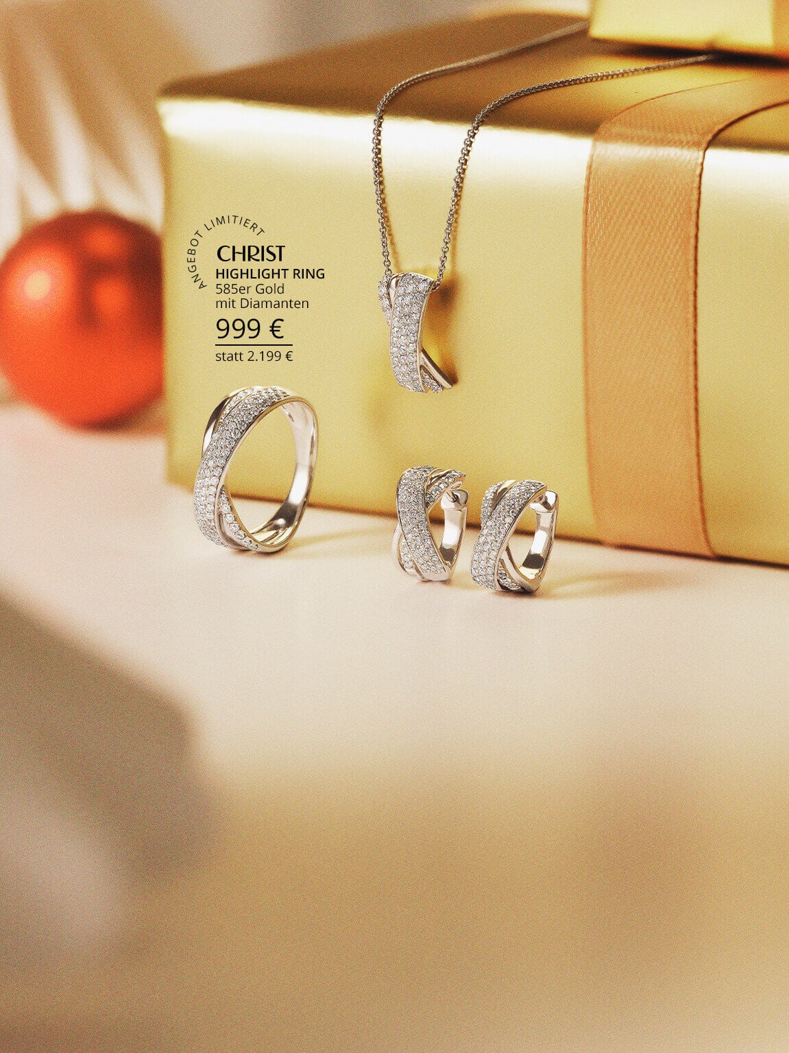 Diamantschmuck in Weißgold vor goldenen Geschenken.