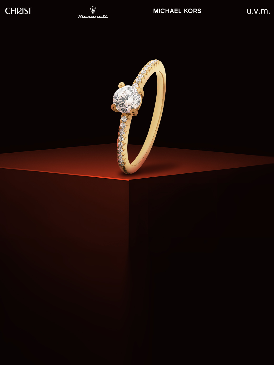 Goldener Diamantring auf rot schwarzem Hintergrund.