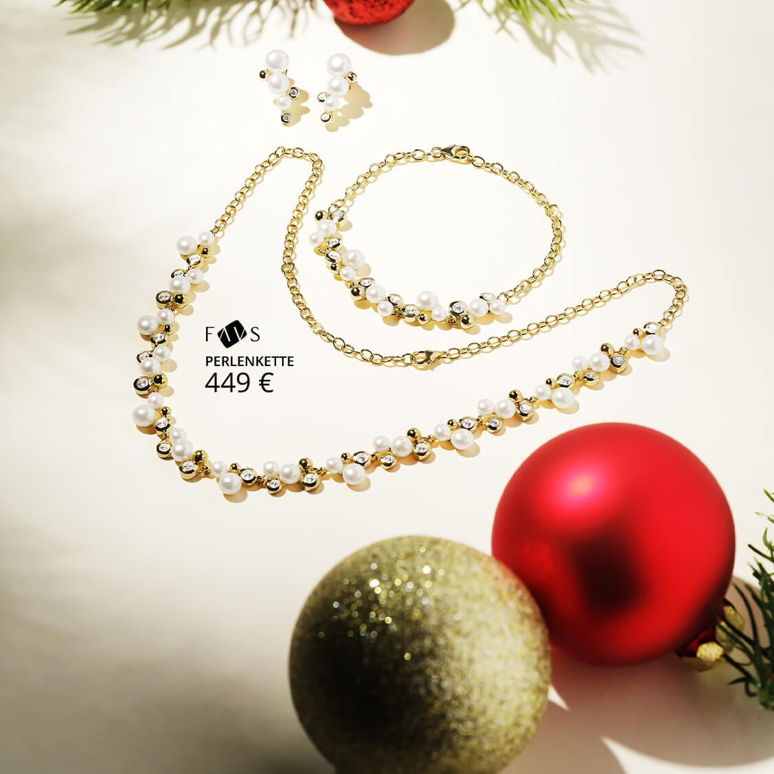 Perlenkette mit passendem Armband und Ohrringen.