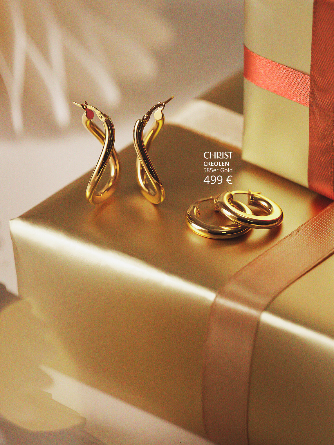 Goldschmuck auf goldenen Geschenken.