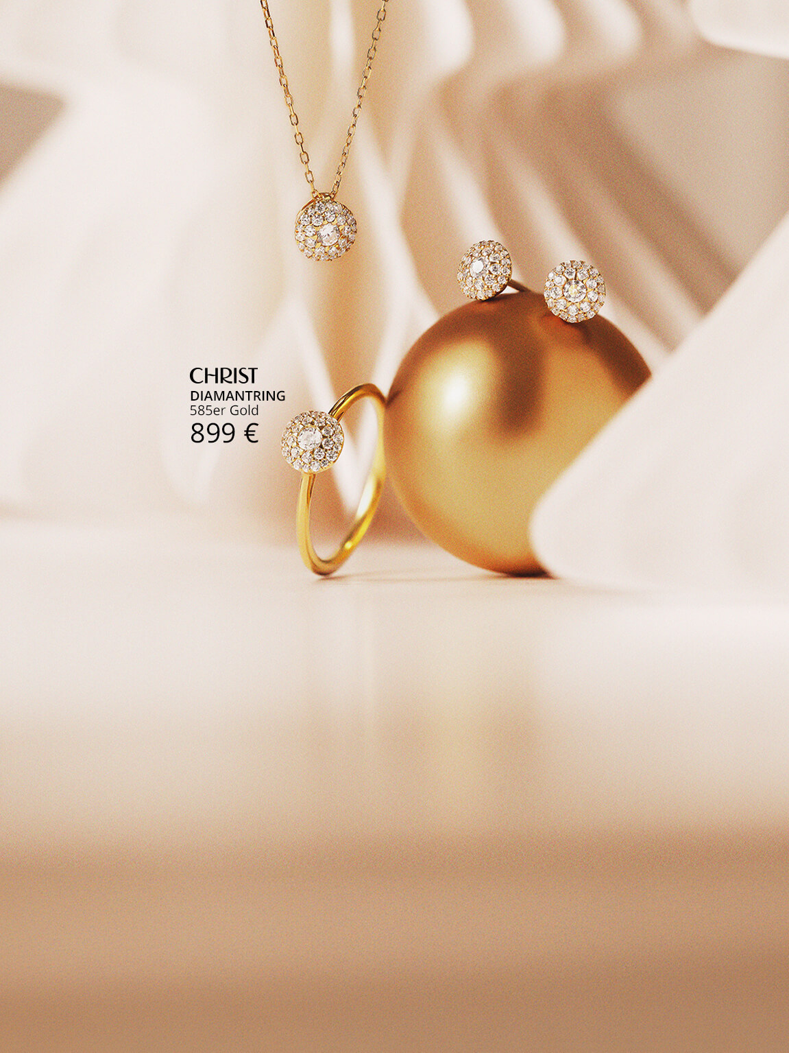 Goldener Diamantschmuck vor weihnachtlichem Hintergrund.