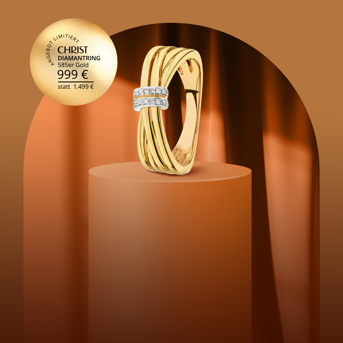 Goldener Diamantring auf orangenen Hintergrund.