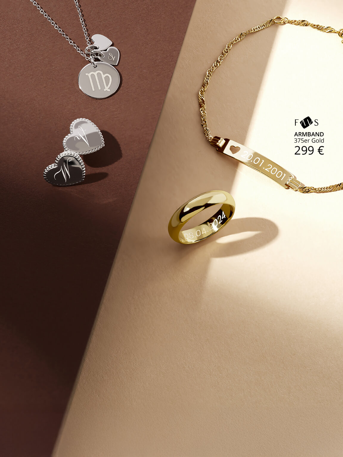 Gravierte Schmuckstücke auf brauner Pappe.