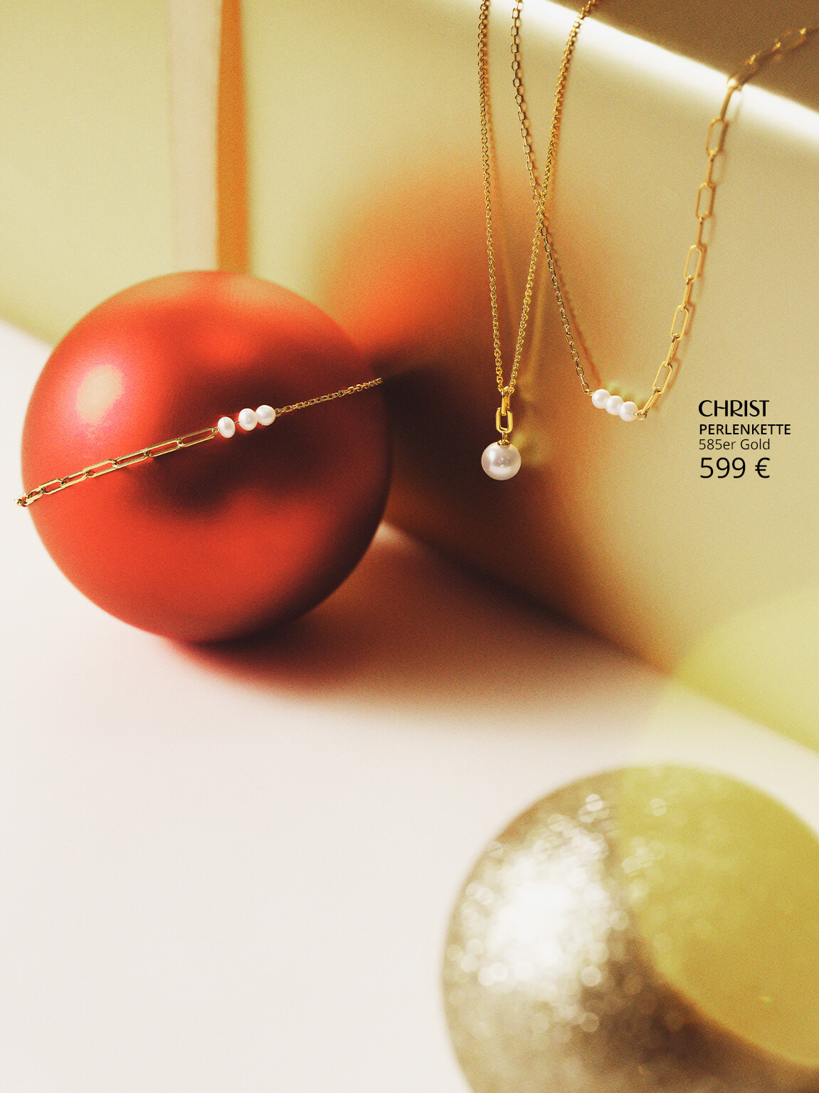 Perlenschmuck dekoriert auf Weihnachtsgeschenken.