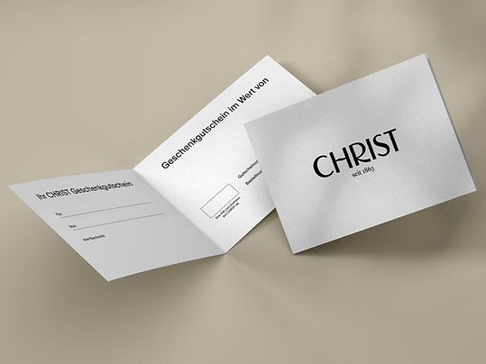 Weiße Christ Gutscheinkarte auf beigem Hintergrund