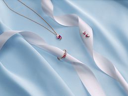 Farbsteinschmuck: Kette, Ring und Ohrringe mit farbigen Edelsteinen.