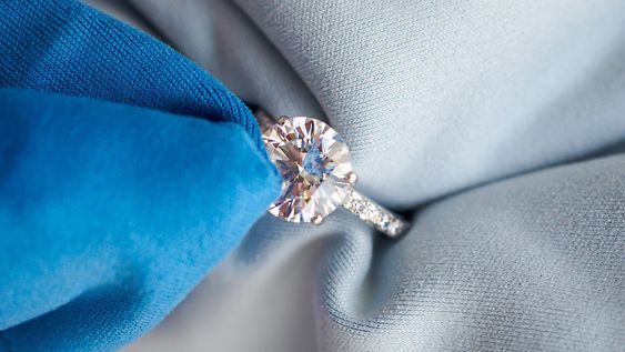Mit weichen fusselfreien Tüchern wird ein Diamantring vorsichtig gereinigt.