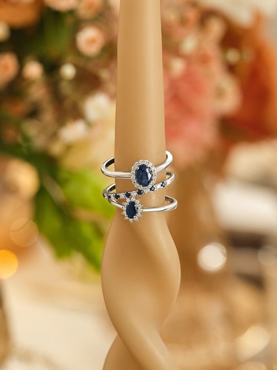 Drei Ringe mit blauen Saphiren und Brillanten.