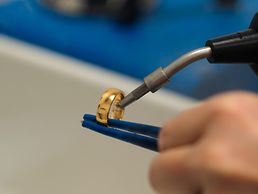 Laser-Gravur eines Rings. 