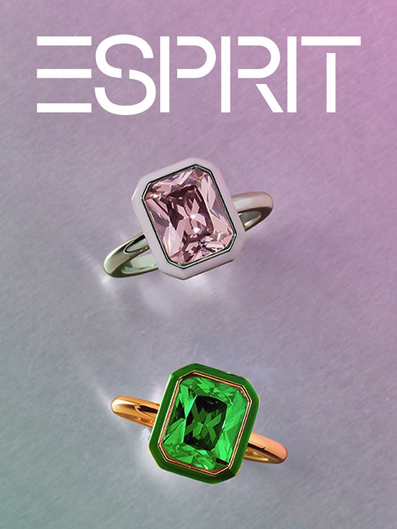 Zwei Esprit Ringe mit großen Farbsteinen in grün und lila auf lila Hintergrund. 