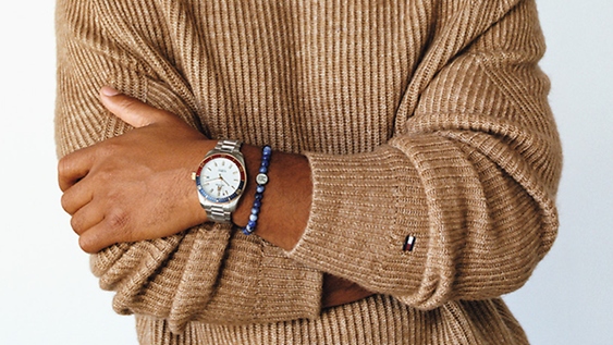 Männer Model trägt Tommy Hilfiger Uhr