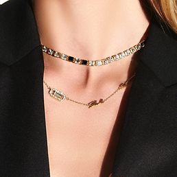 Ketten mit schwarzen und weißen Glitzersteinen.