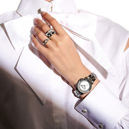 Silberne Ringe mit Diamanten an Ring- und Zeigerfinger einer Frau.