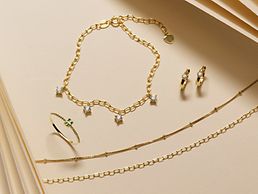 Link ai gioielli da donna. Un bracciale, due collane, un anello e due orecchini in oro.