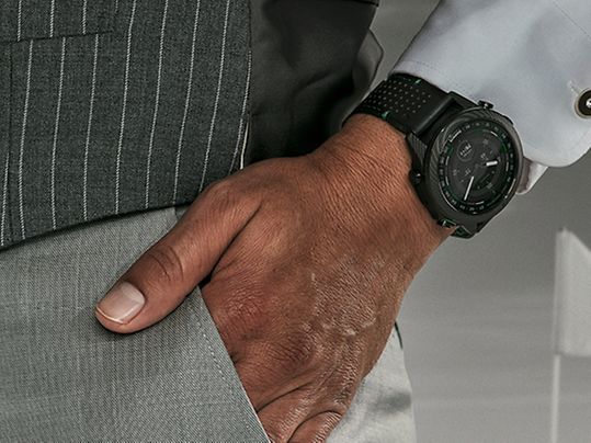 Die Garmin Marq in schwarz am Handgelenk.