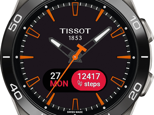 Tissot T-Touch Connect Sport mit knallorangem Armband und orangenen Highlights auf dem schwarzen Ziffernblatt.