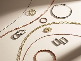 Hochwertiger Schmuck - Ringe, Armbänder, Ketten und Ohrringe - in verschiedenen Farben und aus verschiedenen Materialien. 