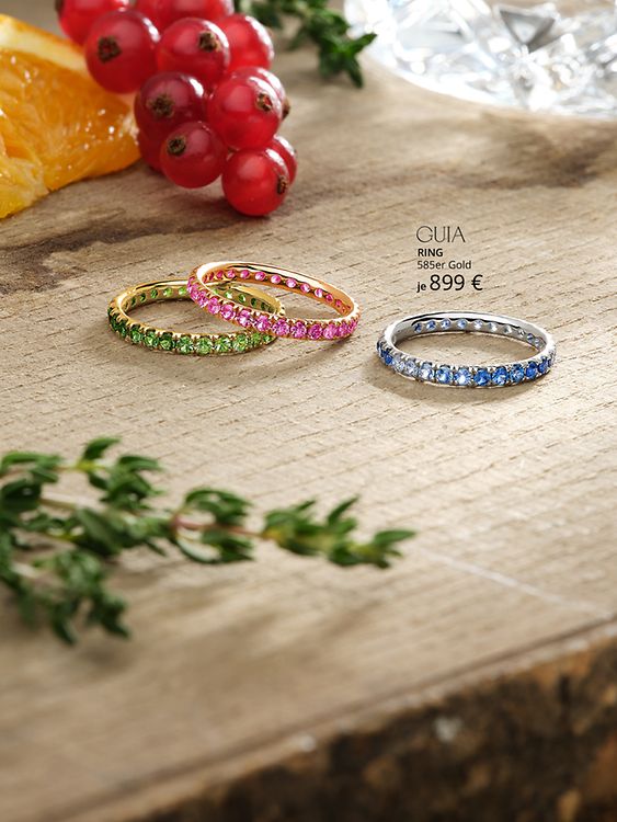 Bunte Ringe auf Holztisch.