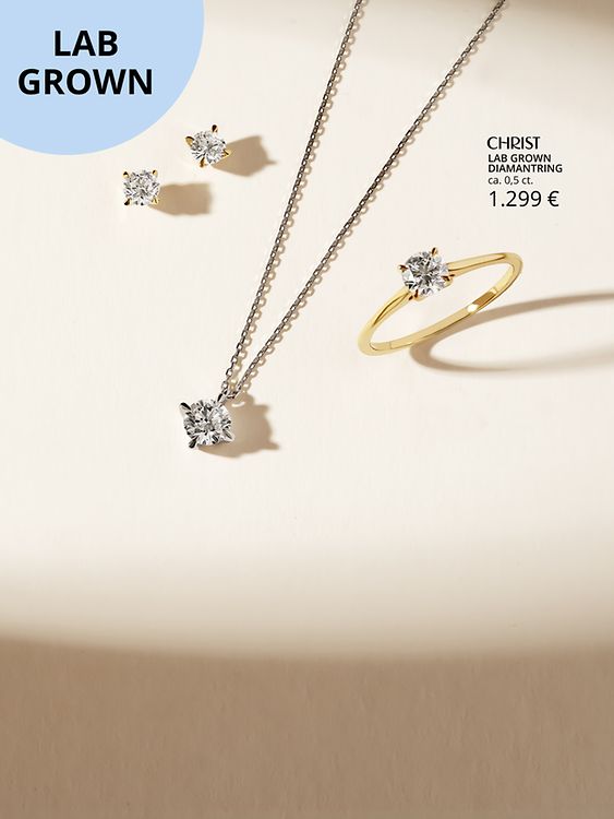 Lab Grown Diamantschmuck auf beigem Hintergrund.