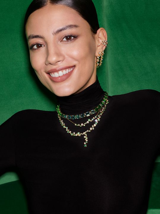 HOLIDAY_2025_DACH_CHRIST_BAN-WEB-MODEL-3-2000x2000_RGB