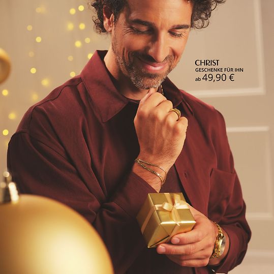 Männliches Model präsentiert Herrenschmuck.